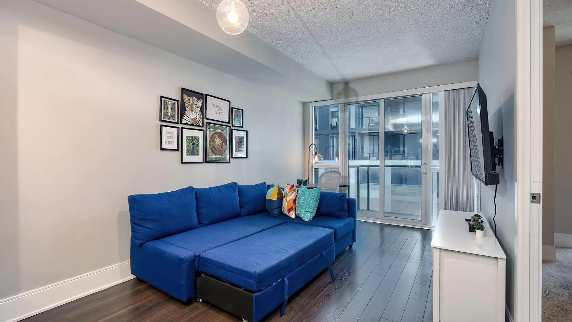 Apartment Condo In The Heart Of Downtown Toronto!