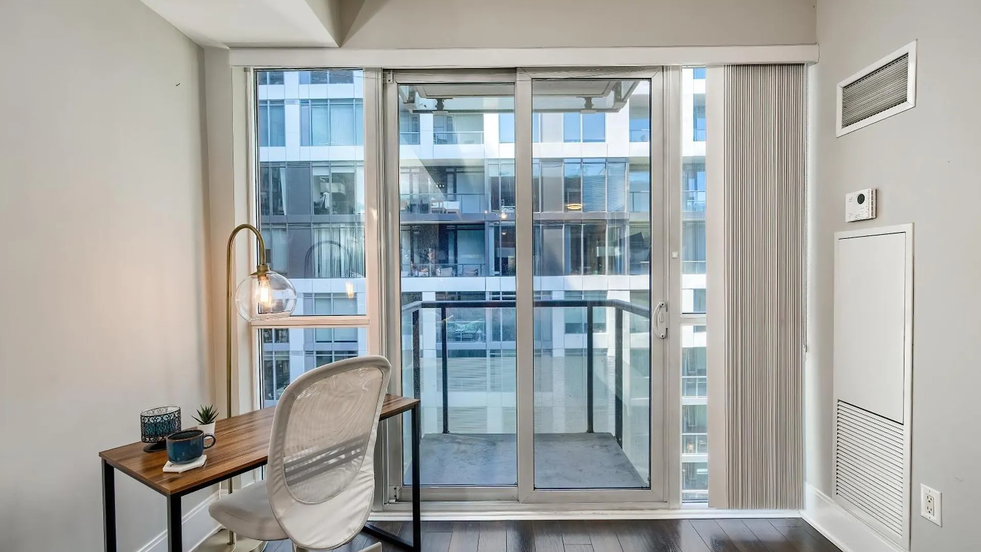 Condo In The Heart Of Downtown Toronto! Apartment Toronto