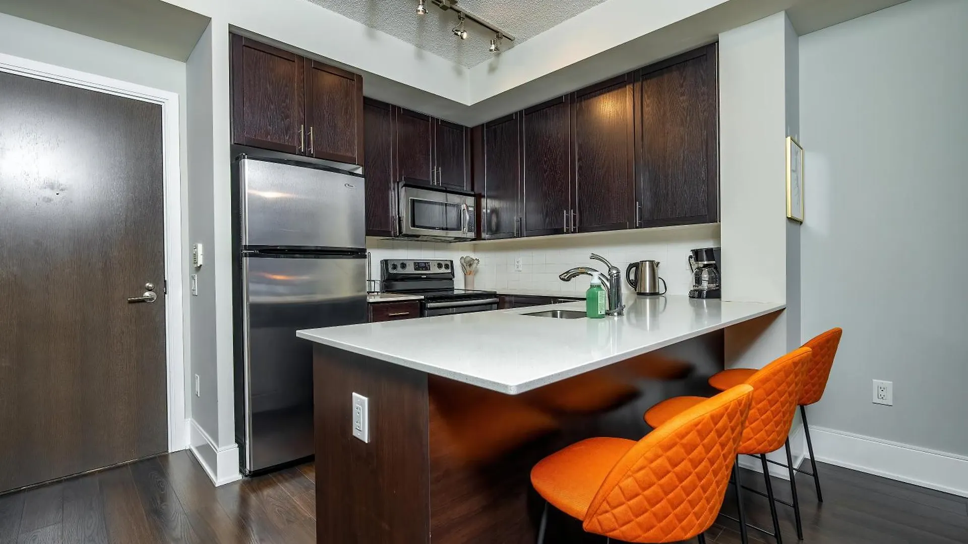 Apartment Condo In The Heart Of Downtown Toronto!