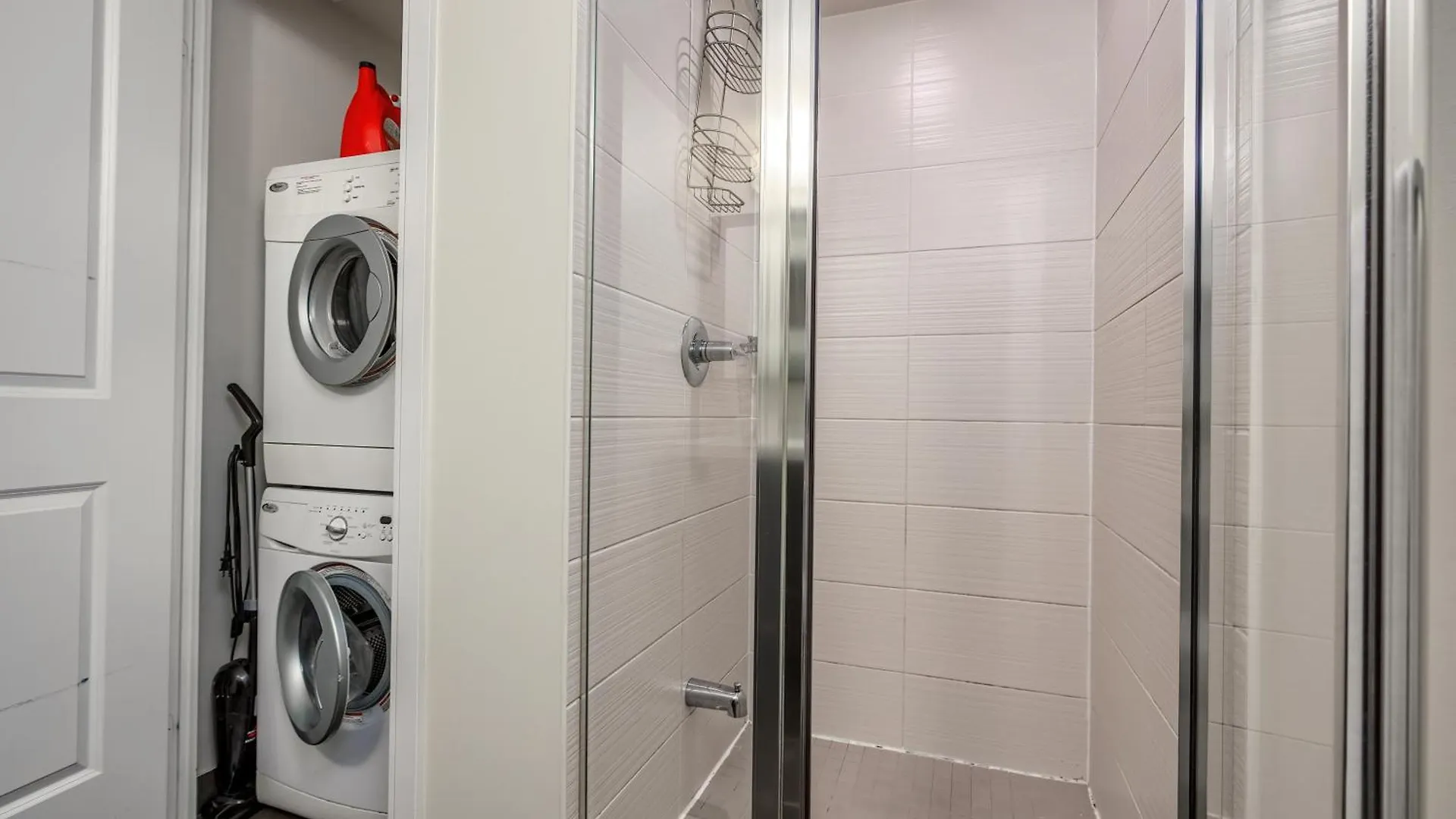 Apartment Condo In The Heart Of Downtown Toronto!