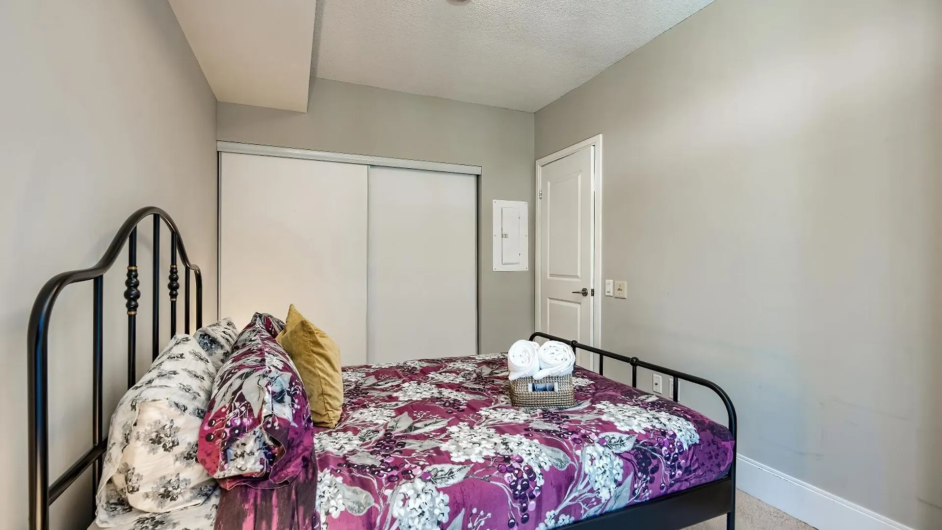 Apartment Condo In The Heart Of Downtown Toronto!