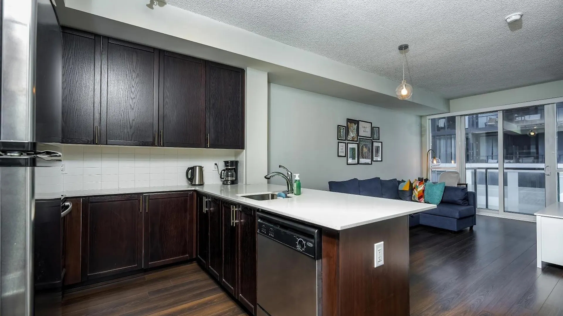 Apartment Condo In The Heart Of Downtown Toronto!