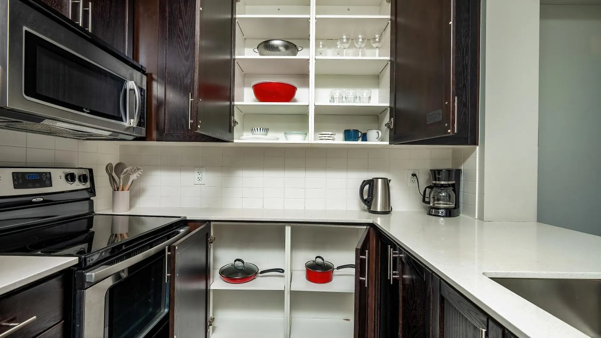 Condo In The Heart Of Downtown Toronto! Apartment
