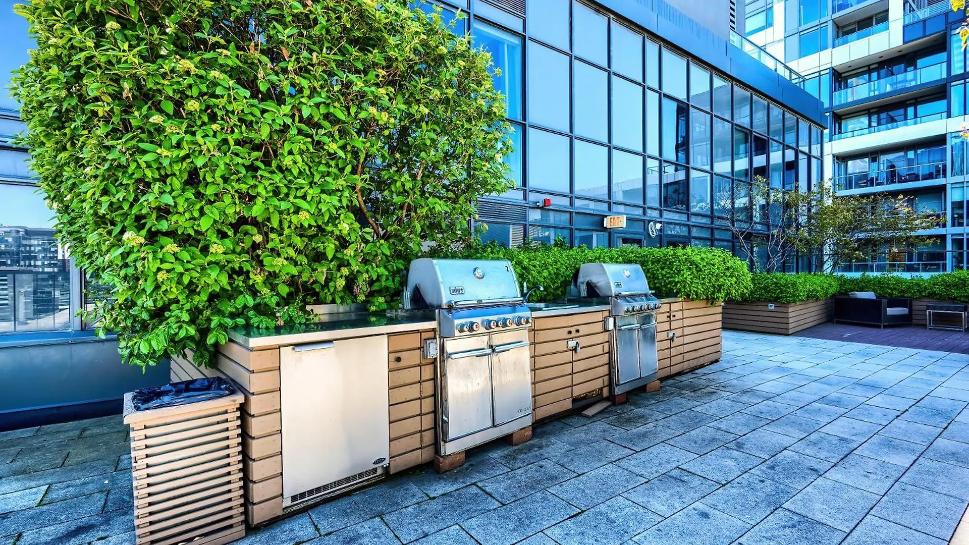 Apartment Condo In The Heart Of Downtown Toronto!